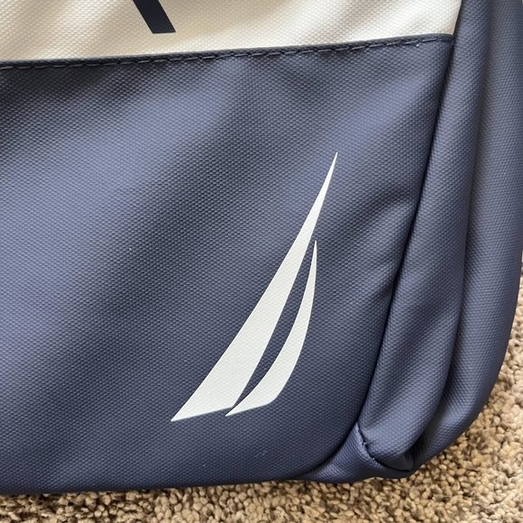 NWT, Nautica, Sport Duffel Bag. - Picture 4 of 8